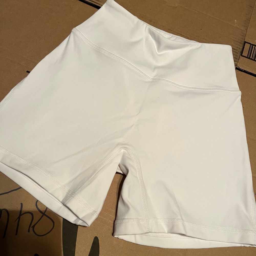 Alphalete xs white pulse short 4”